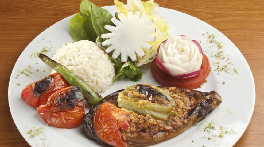 Karnıyarık tarifi: Karnıyarık nasıl yapılır? Fırında karnıyarık tarifi (Videolu tarif)