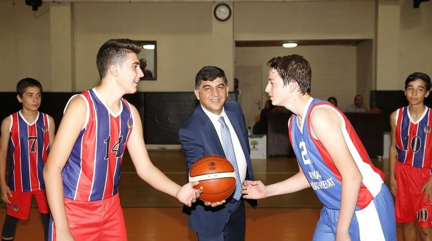 Spor alanlarında sahne sırası &ouml;ğretmenlerin