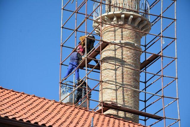 Polisten minareye çıkan şahsa hayati müdahale