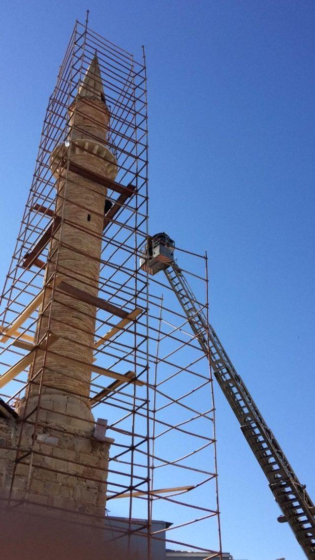 Polisten minareye çıkan şahsa hayati müdahale