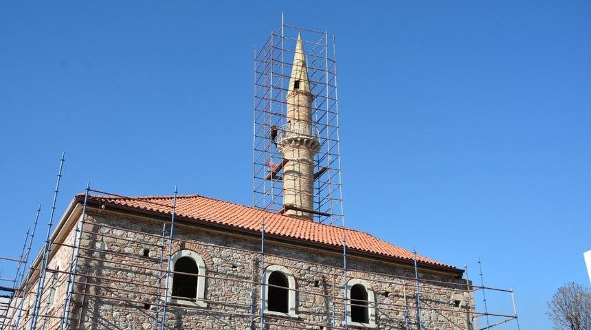 Polisten minareye &ccedil;ıkan şahsa hayati m&uuml;dahale