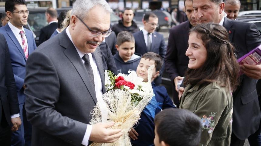 Muş Valisi G&uuml;nd&uuml;z&ouml;z g&ouml;reve başladı