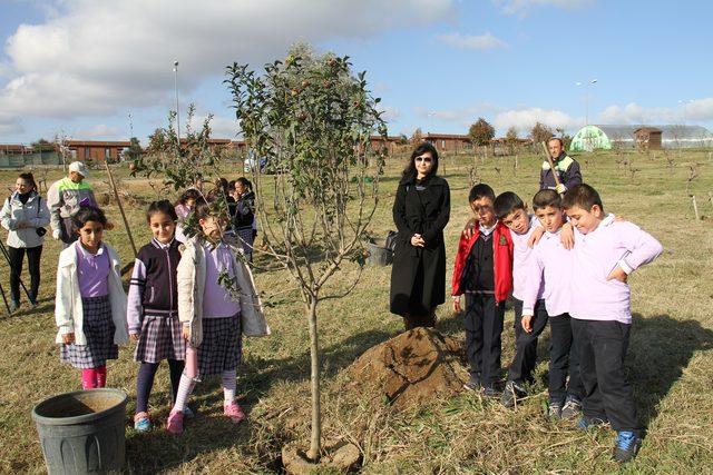 Öğrencilere toprak sevgisi aşılıyorlar