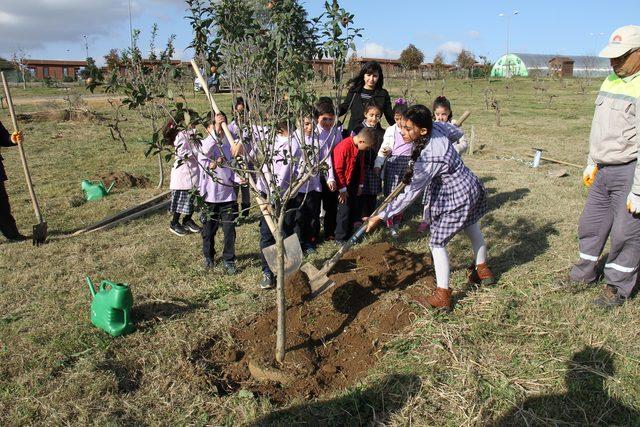 Öğrencilere toprak sevgisi aşılıyorlar