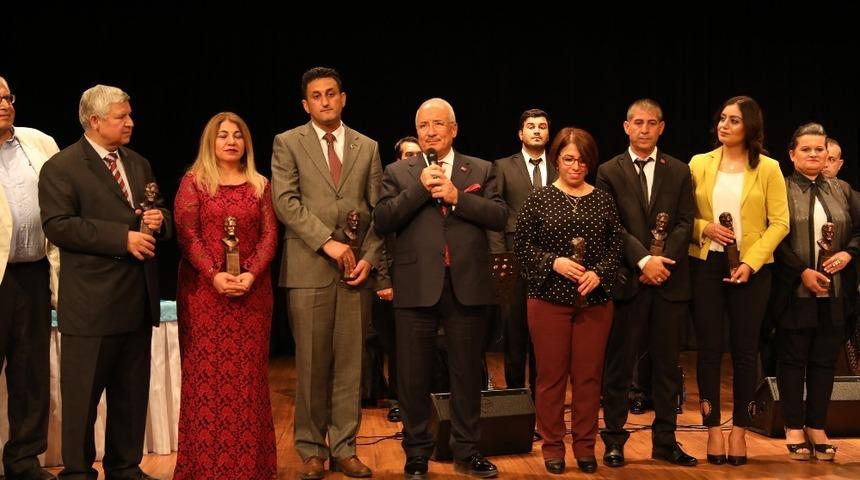 &Uuml;mit Yaşar Oğuzcan şiirlerle anıldı