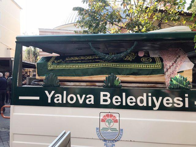 Balkondan &ccedil;arşafla inerken d&uuml;ş&uuml;p &ouml;len kadın, toprağa verildi 1