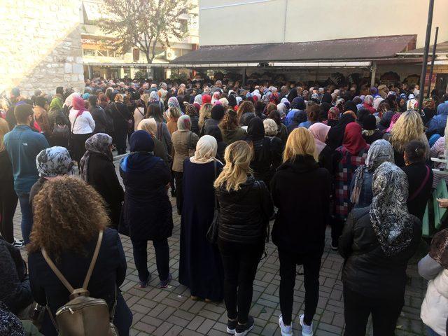 Balkondan &ccedil;arşafla inerken d&uuml;ş&uuml;p &ouml;len kadın, toprağa verildi 2