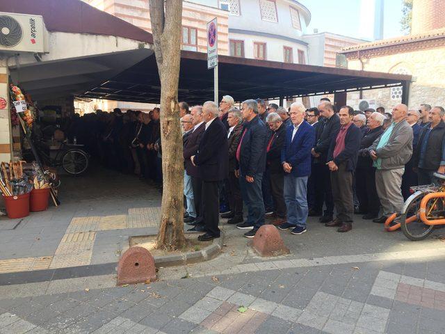 Balkondan &ccedil;arşafla inerken d&uuml;ş&uuml;p &ouml;len kadın, toprağa verildi 3