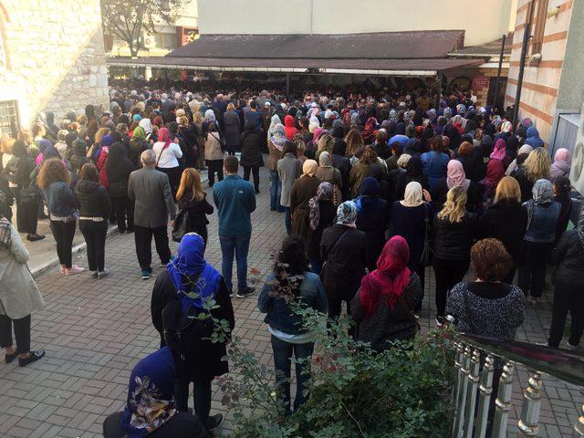 Balkondan &ccedil;arşafla inerken d&uuml;ş&uuml;p &ouml;len kadın, toprağa verildi 4
