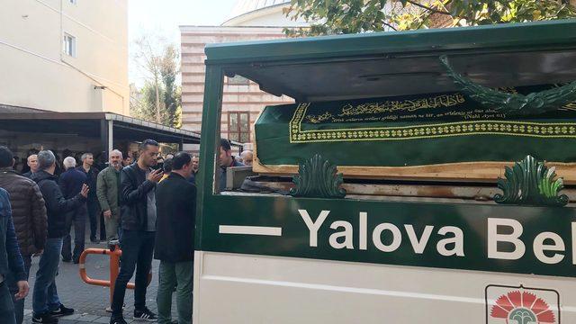 Balkondan çarşafla inerken düşüp ölen kadın, toprağa verildi