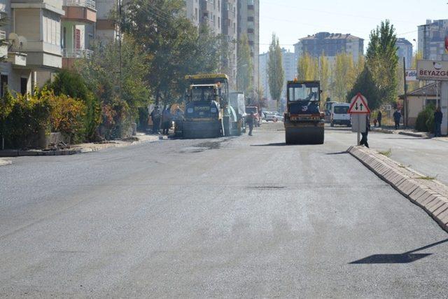 Melikgazi’de Asfalt Çalışmaları Devam Ediyor