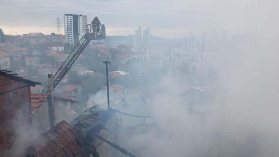 Kartal'da gecekonduda yangın! Şoka girdi