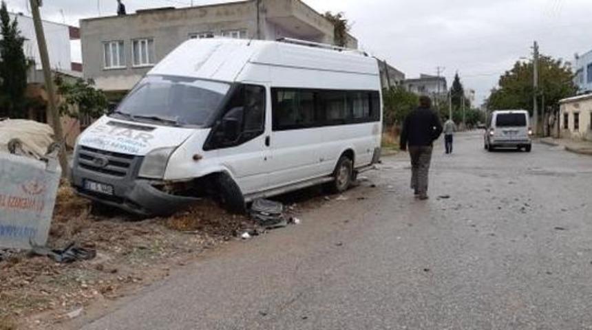 Minib&uuml;s ile otomobil &ccedil;arpıştı: 2 Yaralı