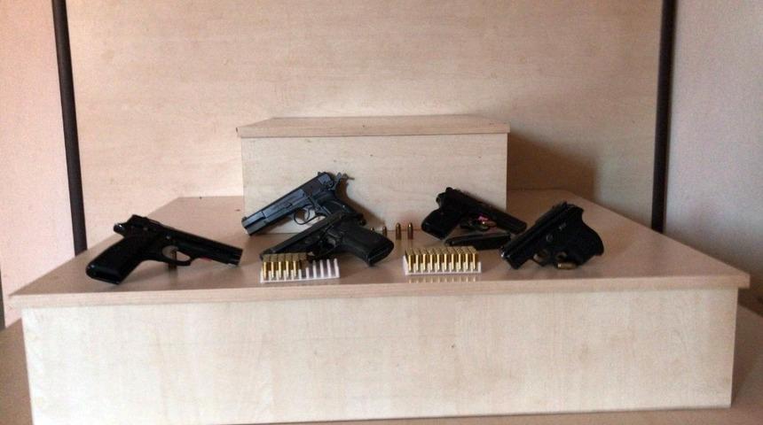 Uşak polisi silah t&uuml;ccarlarına operasyonlarını artırdı