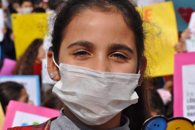 Bin 500 öğrenci farkındalık için okula maskeyle geldi