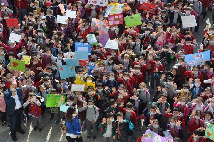 Bin 500 öğrenci farkındalık için okula maskeyle geldi