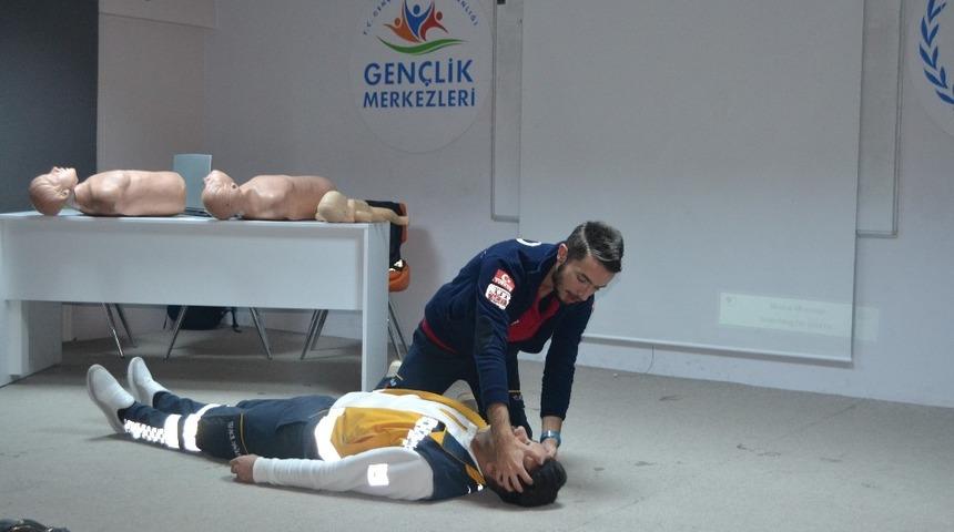 Gen&ccedil;lere &rsquo;ilk yardım&rsquo; bilgilendirmesi