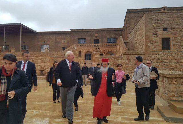 Alman ve Fransız Büyükelçiler Mardin'de tarihi Manastırı gezdi