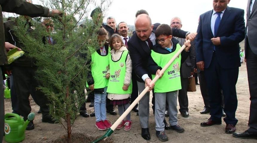 Y&ouml;neticilerle &ouml;ğrenciler birlikte fidan dikti