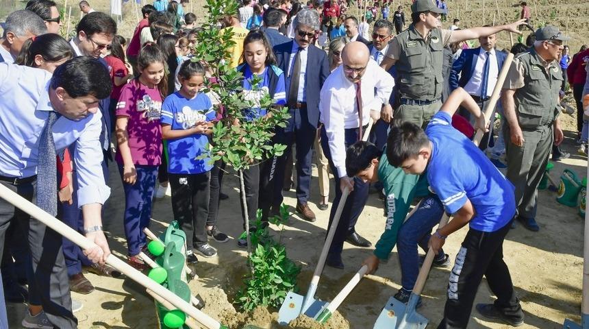 Adana&rsquo;da bin fidan toprakla buluştu