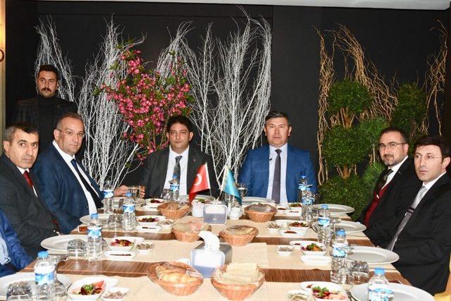 Kazakistan’ın Ankara Büyükelçisi Erzurum’da cağ kebap kesti