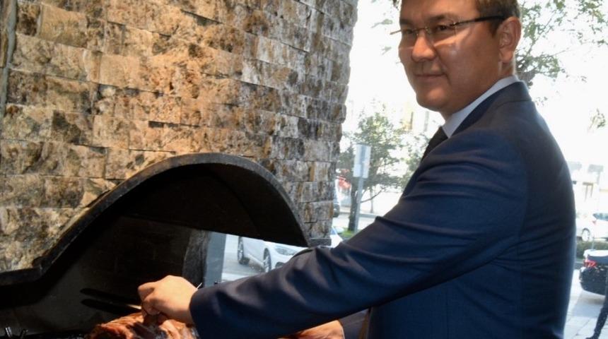 Kazakistan&rsquo;ın Ankara B&uuml;y&uuml;kel&ccedil;isi Erzurum&rsquo;da cağ kebap kesti
