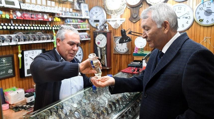 İndirim G&uuml;nleri d&uuml;zenlenen Tarihi &Uuml;z&uuml;m Pazarı&rsquo;nda y&uuml;zler g&uuml;l&uuml;yor