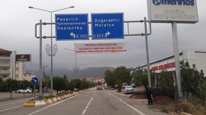 Sürücülere afişli abartılı egzoz ve yüksek sesli müzik uyarısı