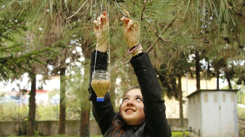 OM&Uuml;&rsquo;l&uuml; &ouml;ğrencilerden kuşlara yem