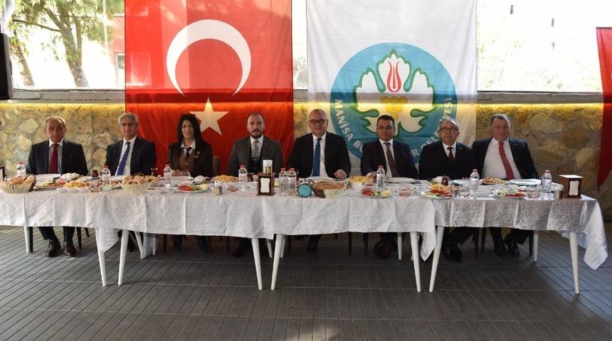 Başkan Ergün Yunusemre ilçe muhtarlarıyla buluştu