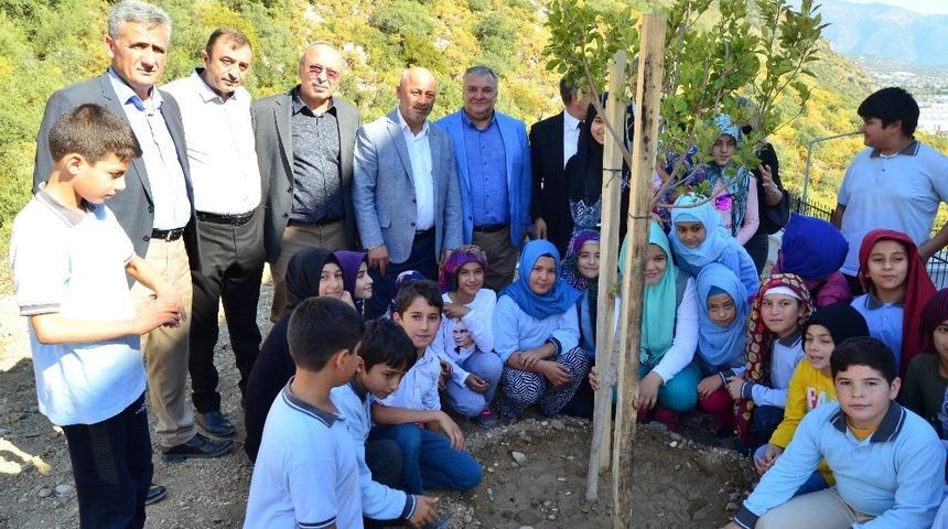Demre&rsquo;de fidanlar toprakla buluştu