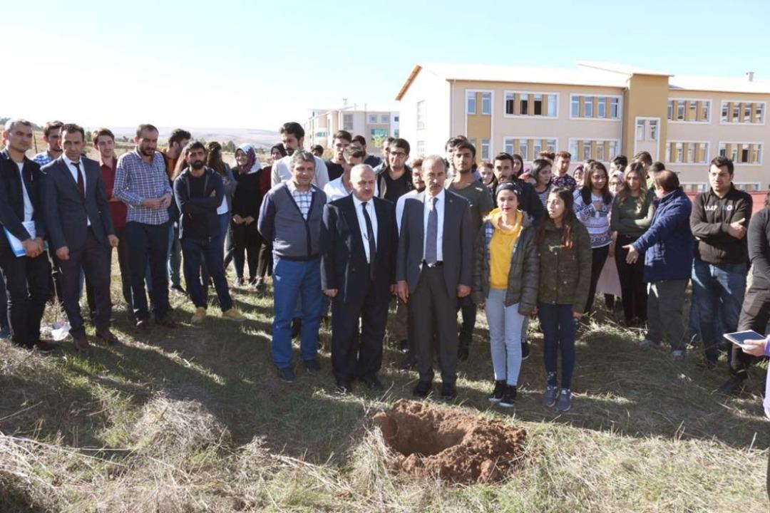 Kanserden &ouml;len &uuml;niversite &ouml;ğrencisi i&ccedil;in fidan dikildi