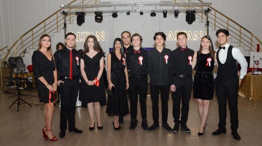 Yarışmaya katılacak gen&ccedil;lerden canlı performans