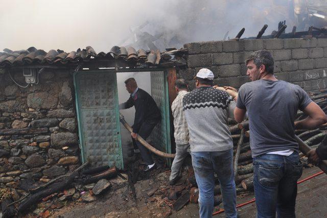 Yaşlı adamın evi, yangında kullanılamaz hale geldi