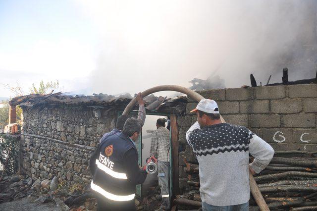 Yaşlı adamın evi, yangında kullanılamaz hale geldi