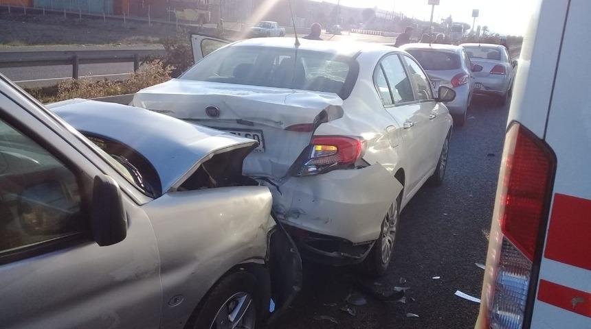 Aliağa’da iki ayrı kazada 4 kişi yaralandı