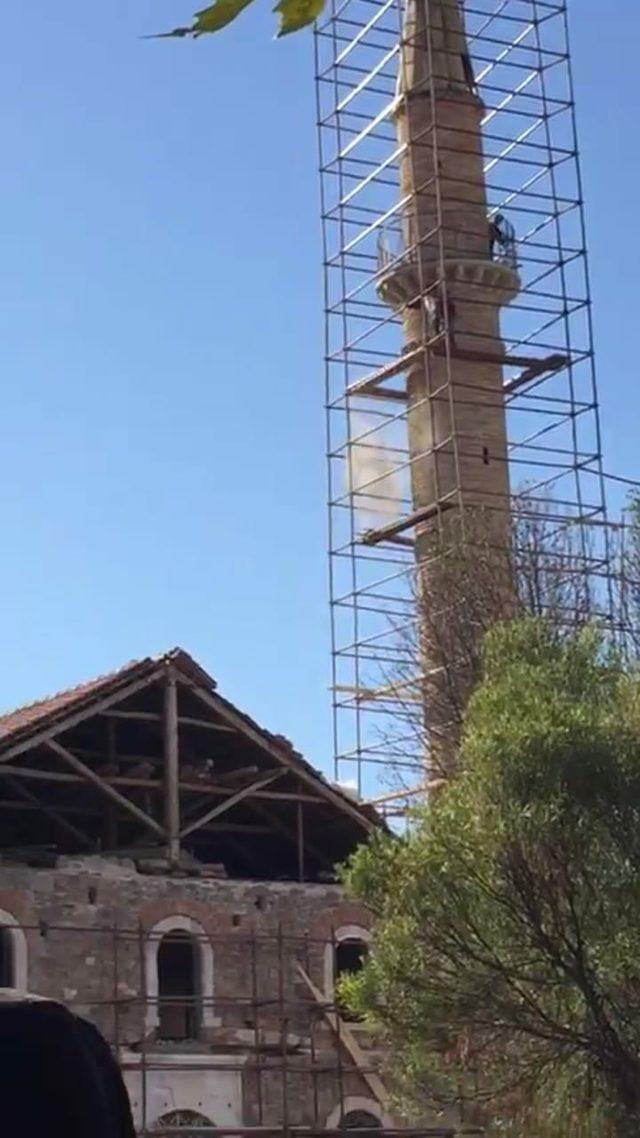 Tarihi caminin minaresine çıktı, indirmek isteyen polis düşme tehlikesi geçirdi