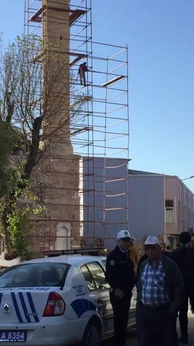 Tarihi caminin minaresine çıktı, indirmek isteyen polis düşme tehlikesi geçirdi