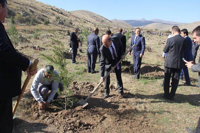 Şuhut’ta 500 fidan toprakla buluştu