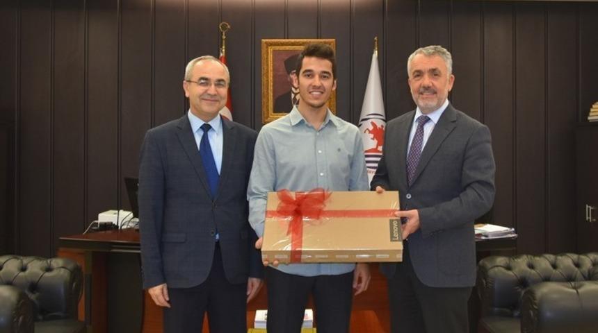 Rekt&ouml;r Bilgi&ccedil; TUS ikincisini tebrik etti