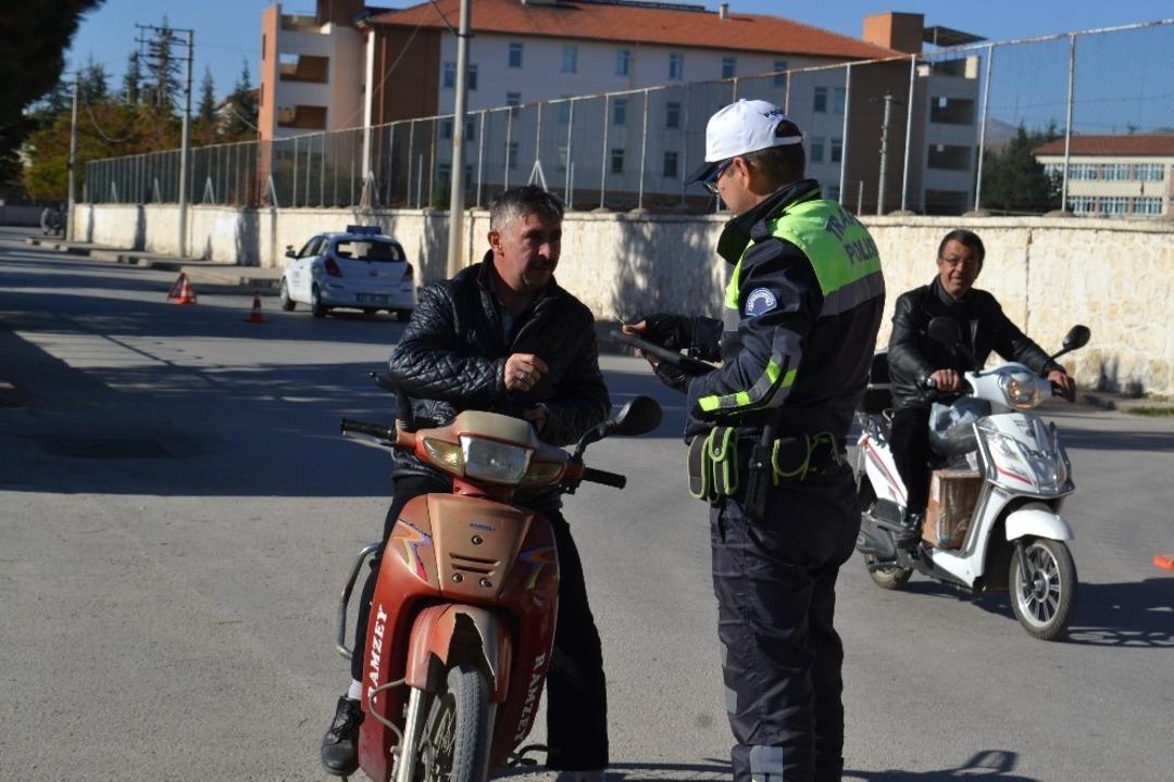 Şuhut&rsquo;ta emniyet kemeri ve kask uygulaması