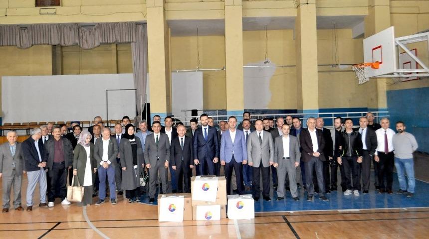 Karab&uuml;k TSO&rsquo;dan ihtiya&ccedil; sahibi &ouml;ğrencilere ayakkabı ve kaban yardımı