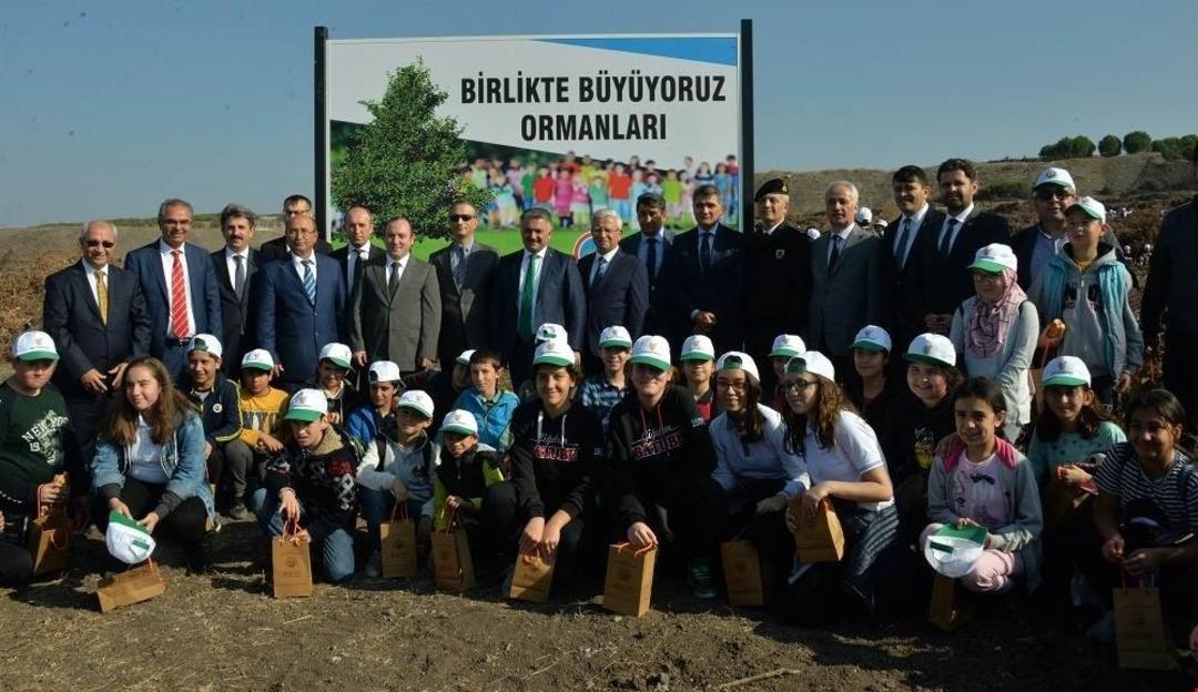 Vali Yazıcı, &ouml;ğrenciler ile fidan dikti