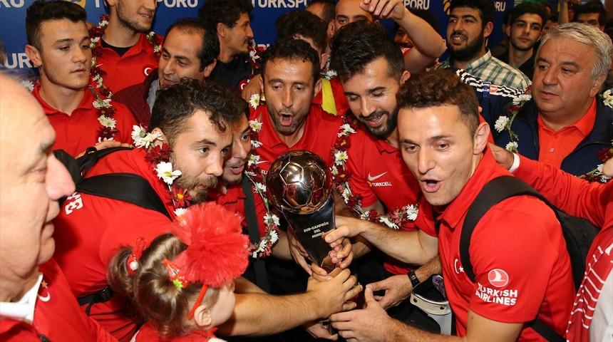 Dünya ikincisi olan Ampute Milli Takımı Türkiye'ye döndü