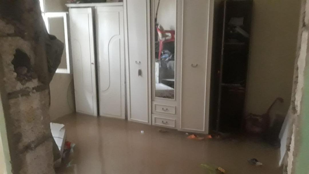 Su borusu patladı, 12 ev sular altında kaldı