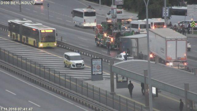 Beylikd&uuml;z&uuml; nde kamyon devrildi! E-5 te trafik durdu 2