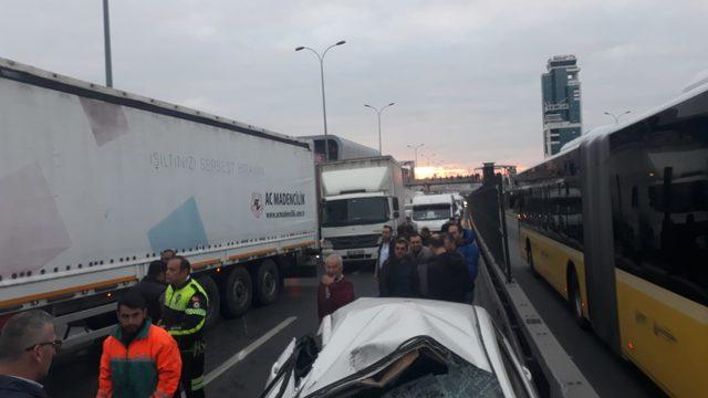 D-100'de kamyon devrildi, Edirne istikameti trafiğe kapandı