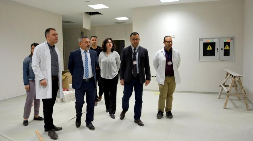 Rekt&ouml;r Acer, T&uuml;p Bebek Merkezinde incelemelerde bulundu