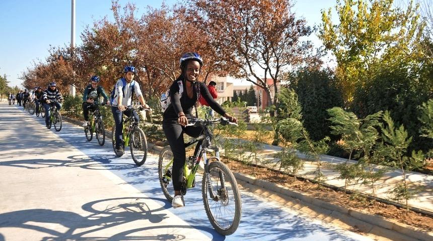 AD&Uuml;&rsquo;de bisiklet yolları &ouml;ğrencilerle renklendi