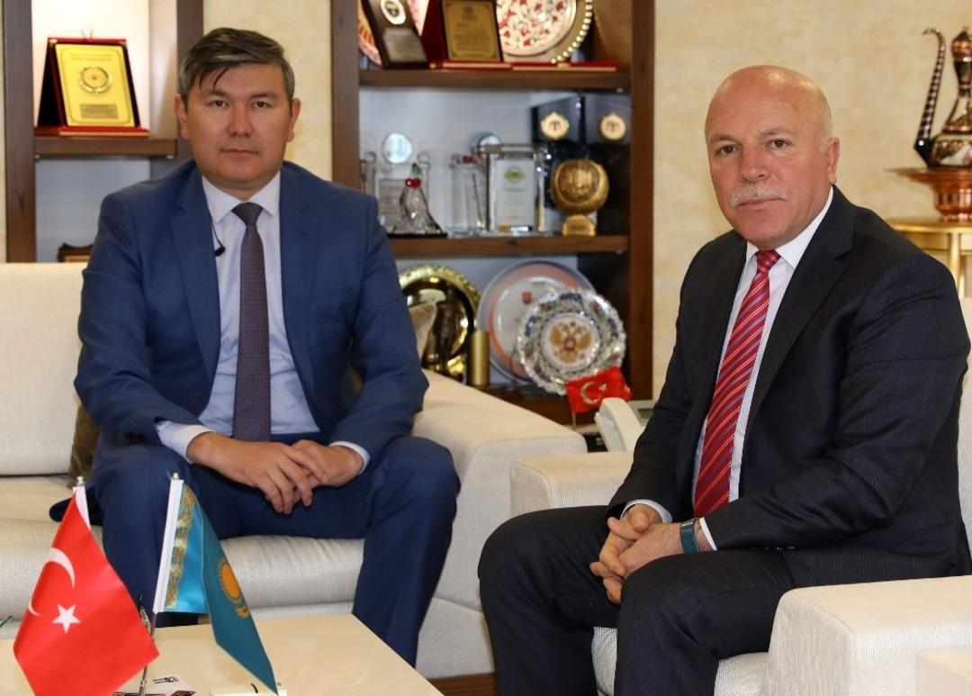 Kazakistan&rsquo;ın Ankara B&uuml;y&uuml;kel&ccedil;isi Saparbekuly&rsquo;den Başkan Sekmen&rsquo;e ziyaret